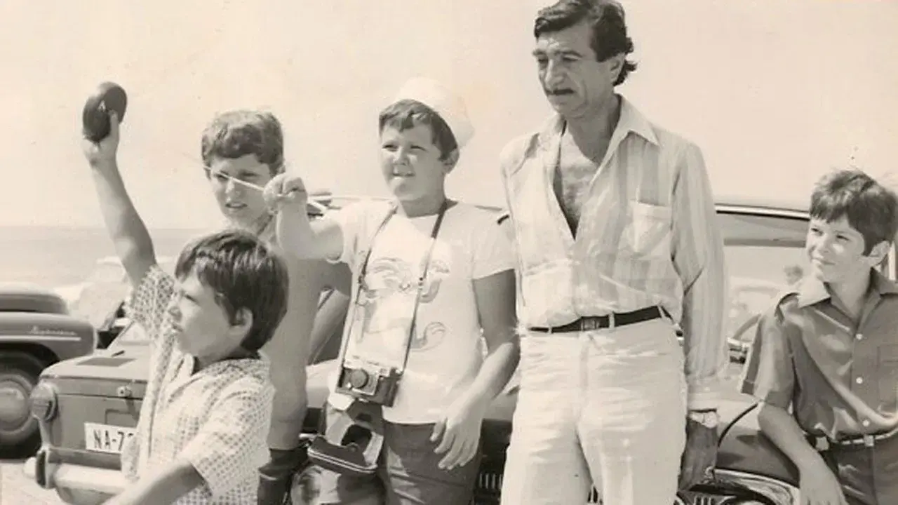 С деца на море