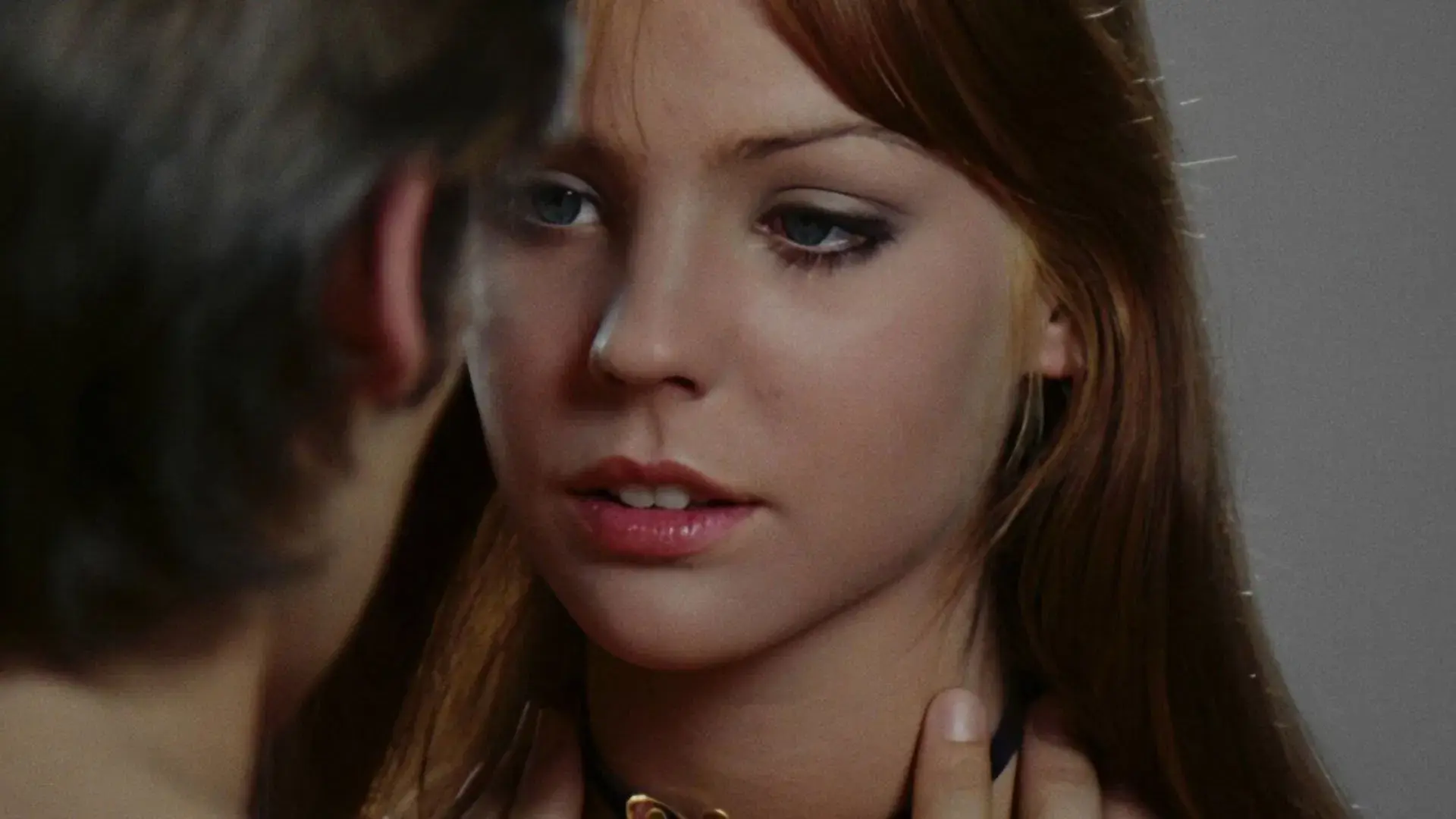 Una farfalla con le ali insanguinate