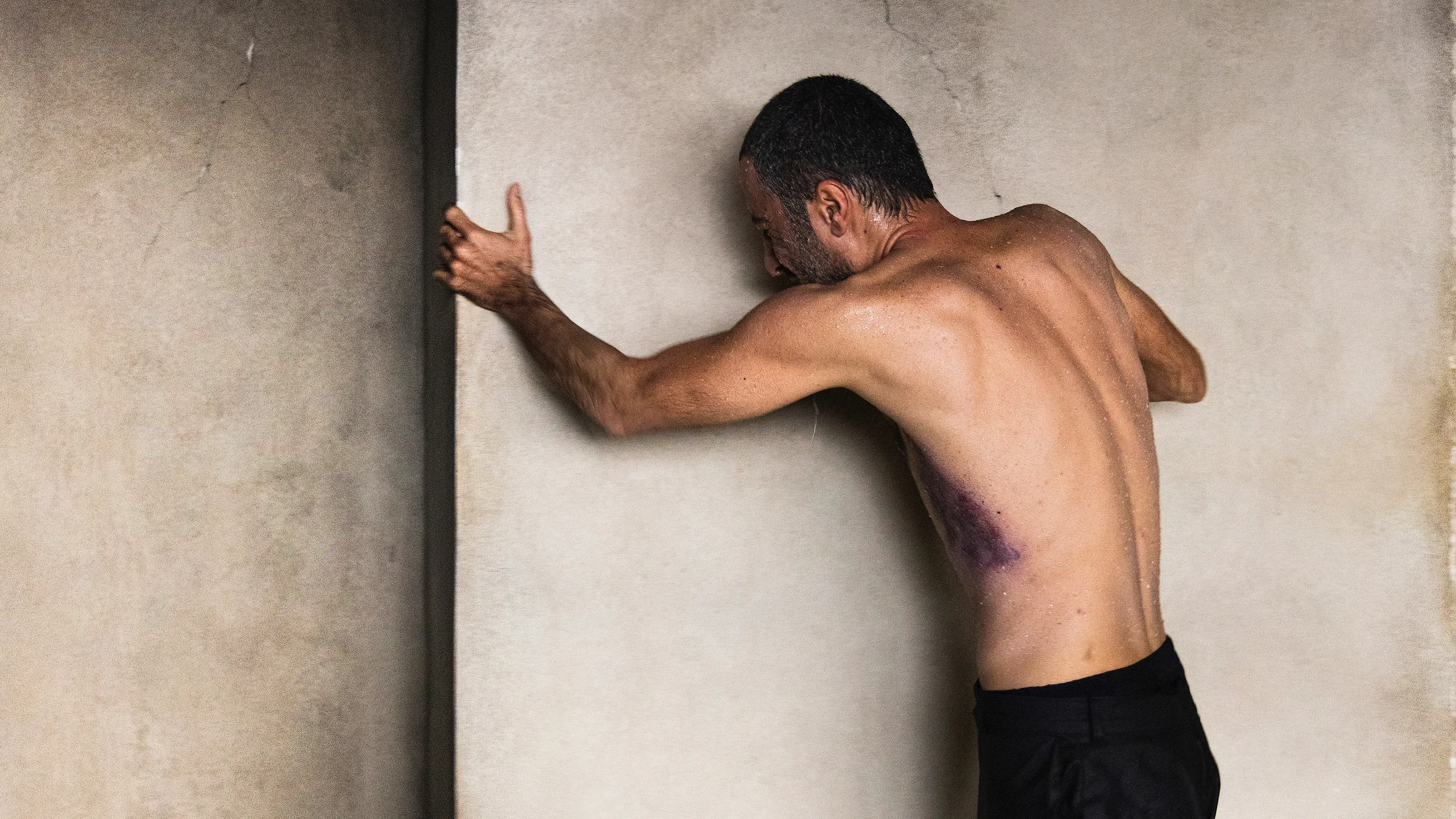 شب، داخلی، دیوار