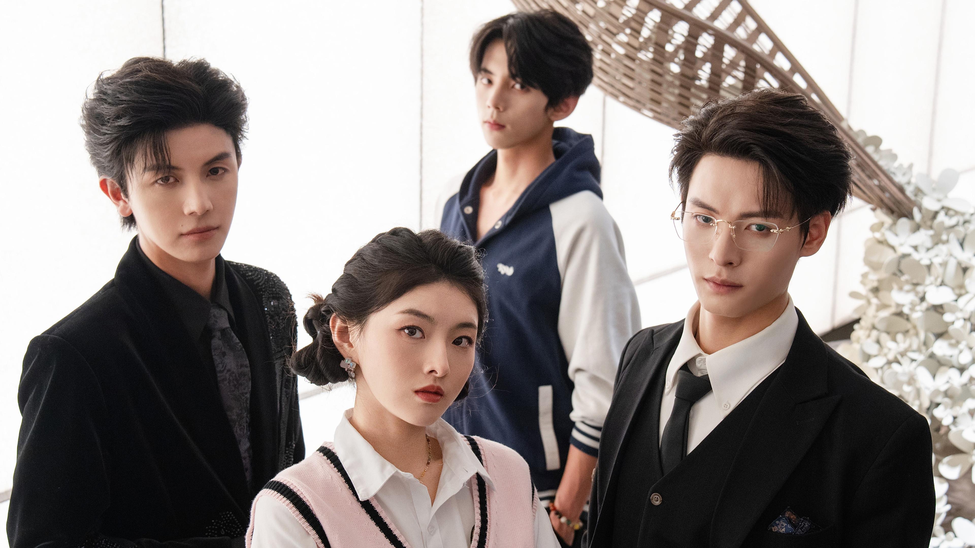 早逝白月光穿十一年后,成全家福星