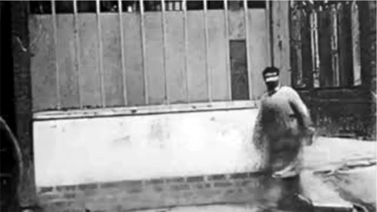 Um Homem Caminhando por uma Esquina