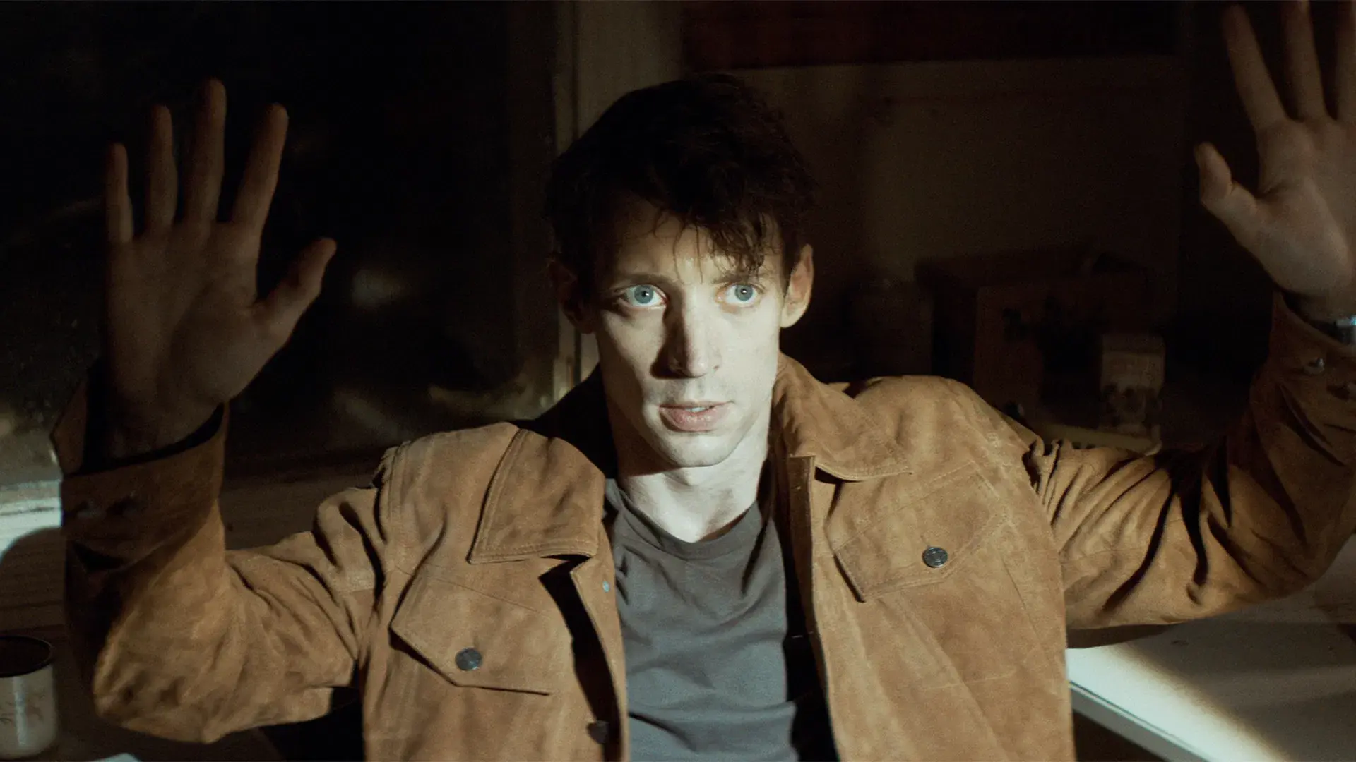 Max Anger - Com Um Olho Aberto