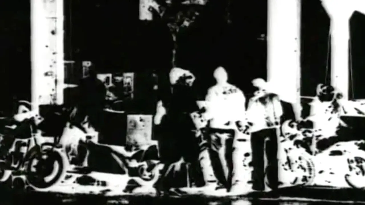 Se solicita Muchacha de buena presencia y Motorizado con moto propia