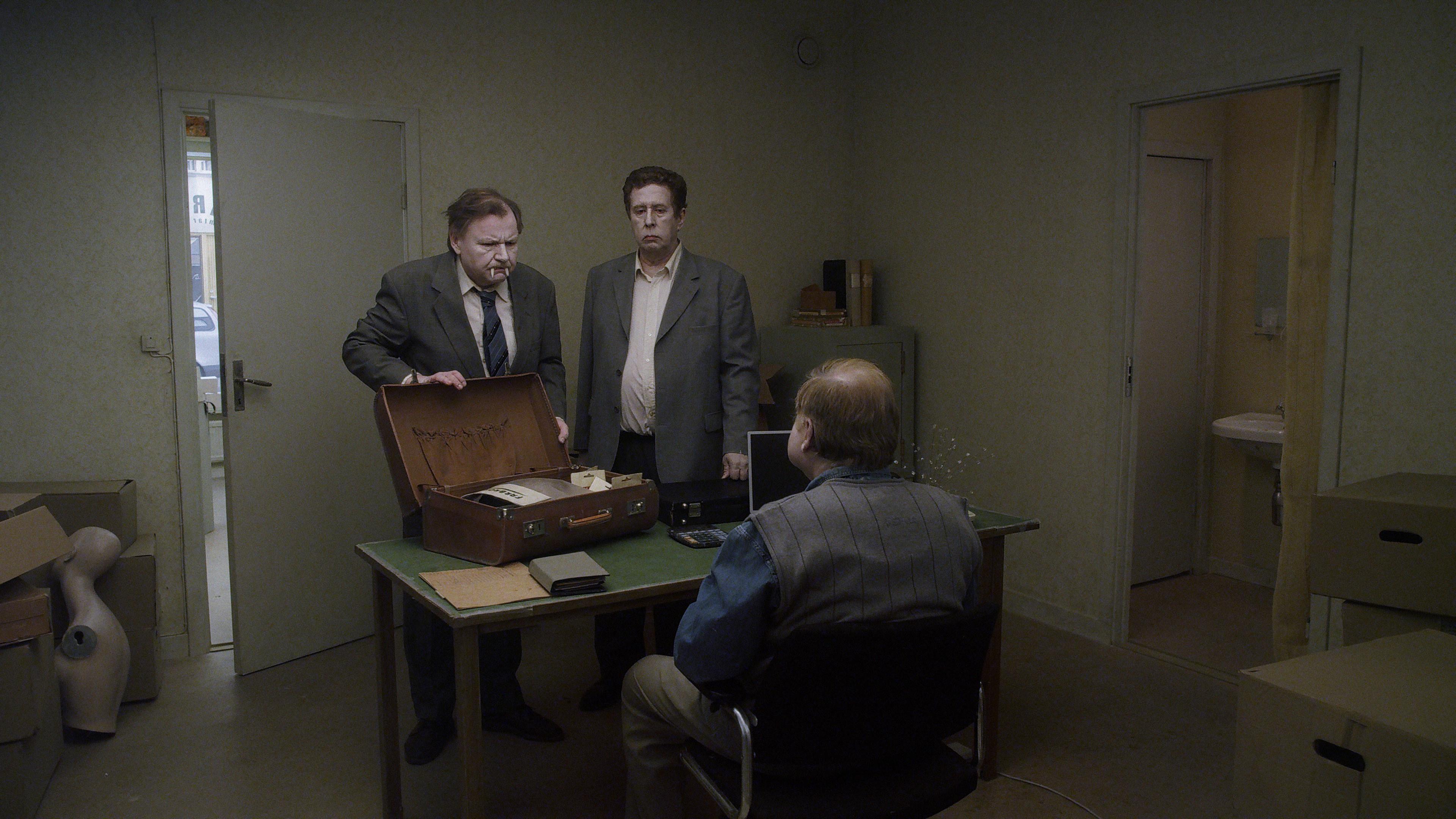 Um Pombo Pousou num Galho Refletindo sobre a Existência