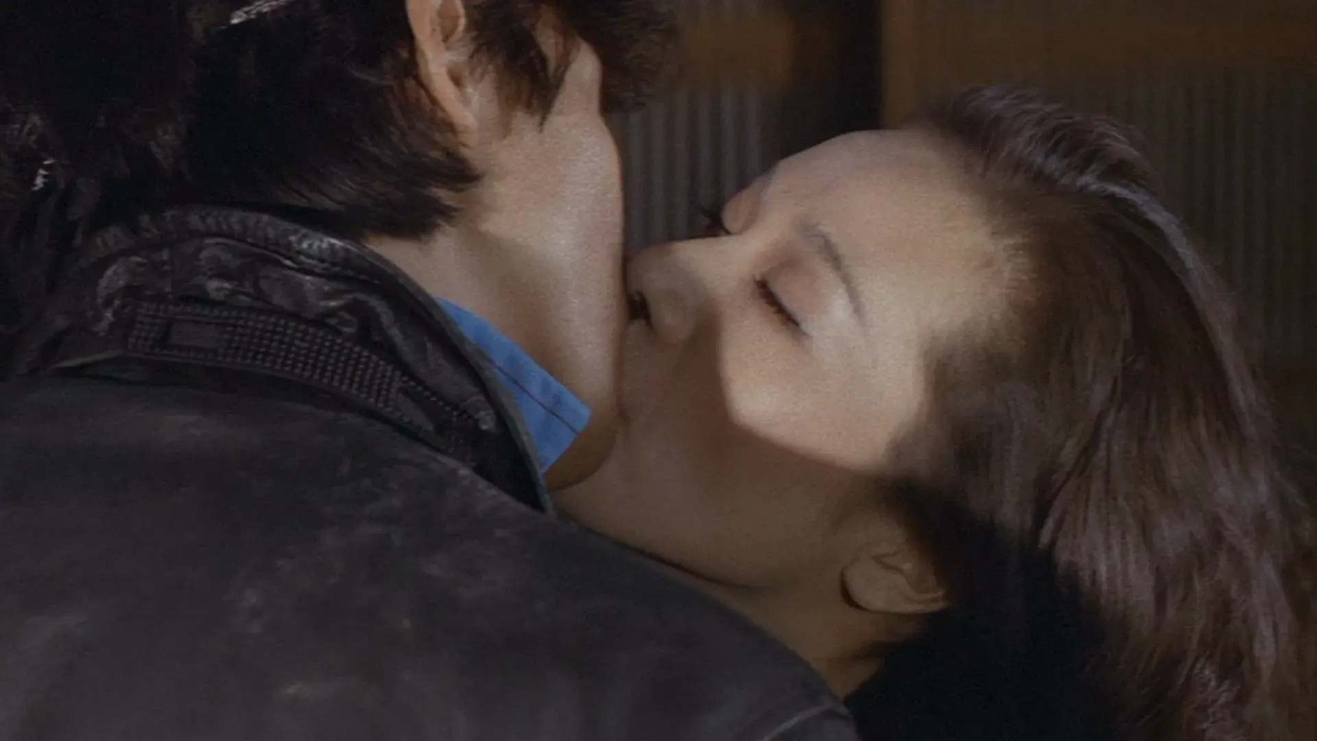 ズームアップ　ビニール本の女