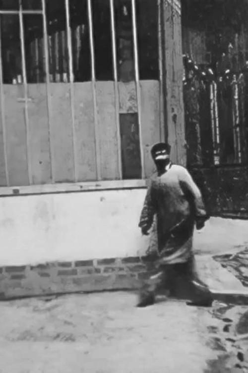 Um Homem Caminhando por uma Esquina